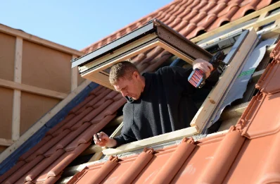 Pose de fenêtres de toit Velux à Rougiers